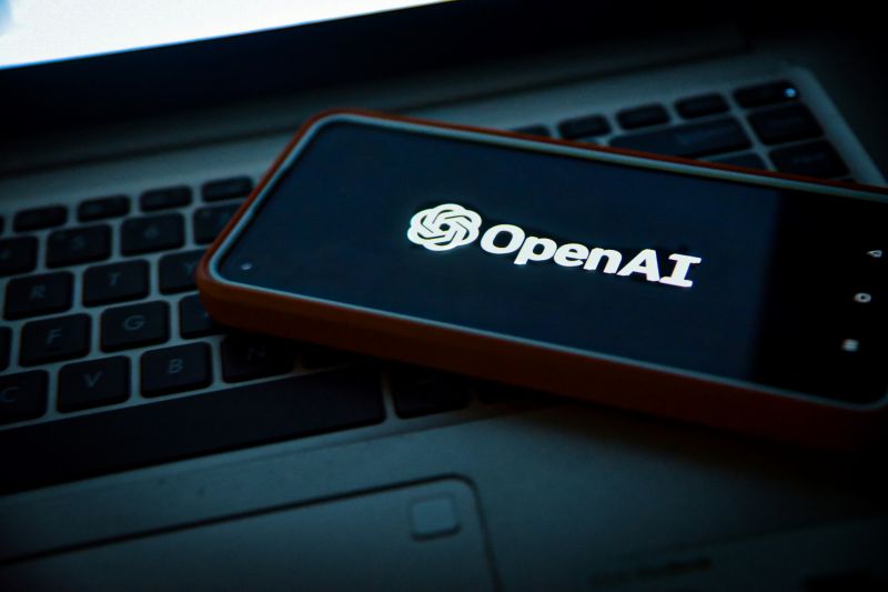 Imagen de un móvil en el que se lee OpenAI