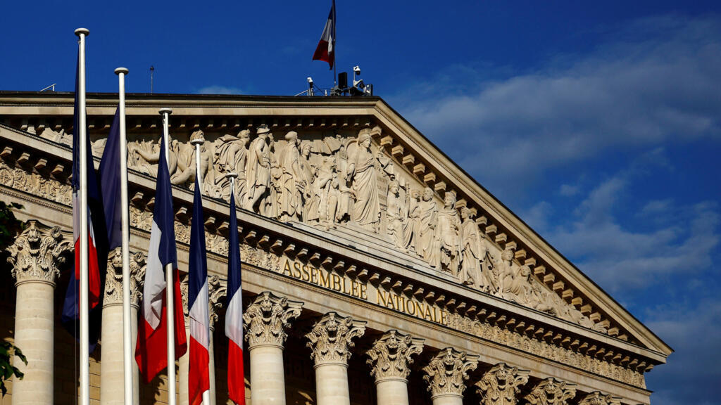 El parlamento frances con las banderas de Francia