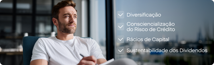 Um homem sentado numa cadeira com as palavras Â«diversificaÃ§Ã£oÂ», Â«consciÃªncia do risco de capitalÂ», Â«sustentabilidade dos dividendosÂ» e Â«rÃ¡cios de capitalÂ» exibidas Ã  sua volta.