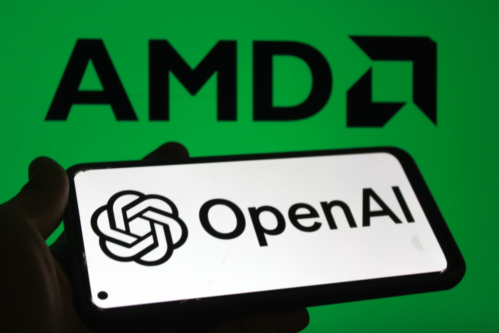 El logo de Open AI en una pantalla de telefono con el logo de AMD en una pantalla por detras