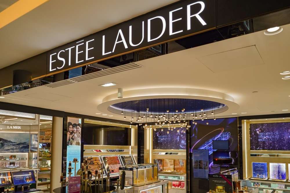 La marca de cosmeticos se exhibe en los grandes almacenes