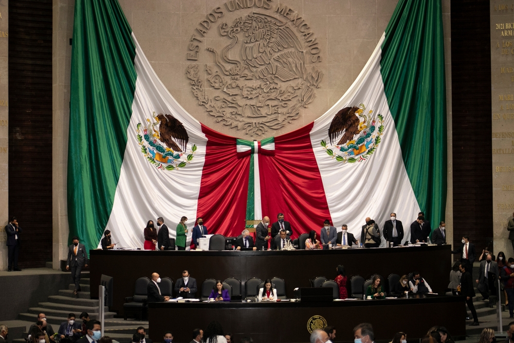 Bandera mexicana en congreso federal en Ciudad de México