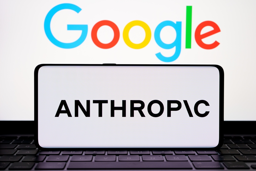 El logo de Anthropic en la pantalla con el logo de google en una pared de fondo