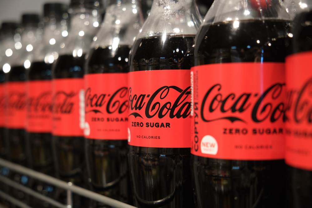 Botellas de azúcar cero de coca-cola en fila en una tienda de comestibles.