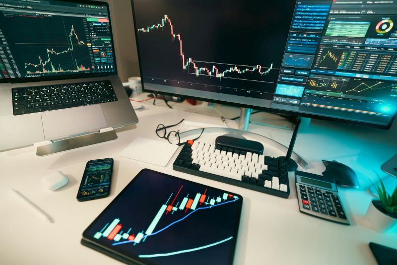 Imagen de un ordenador con gráficos bursátiles en un artÃculo sobre la apertura de mercado