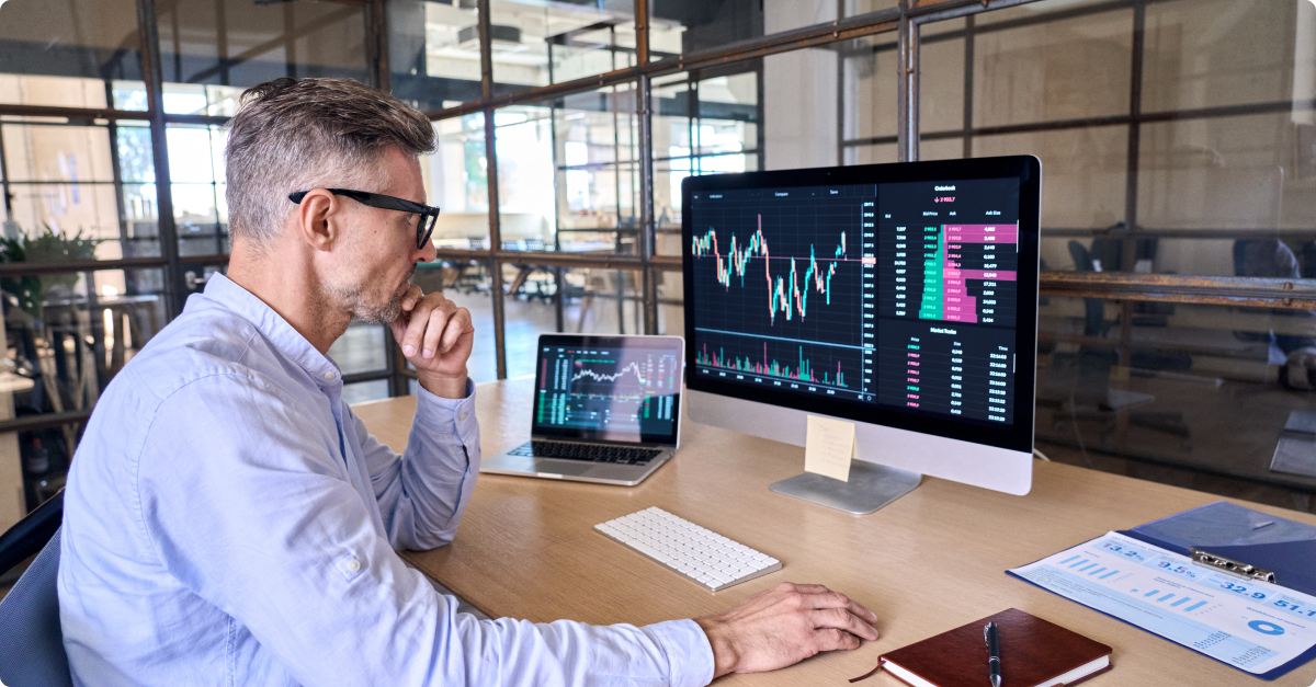 Imagen de un inversor en una noticia sobre el Nasdaq 100