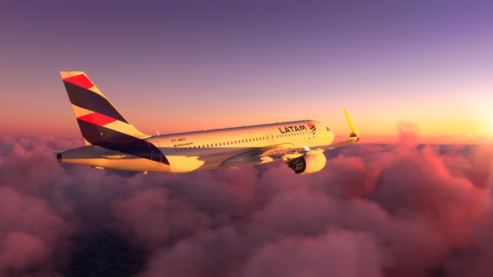 AirBus A320 Latam Airlines sobrevolando la asombrosa puesta de sol