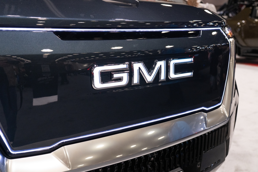 Insignia de GMC en un vehÃculo hÃbrido, logotipo de General Motors