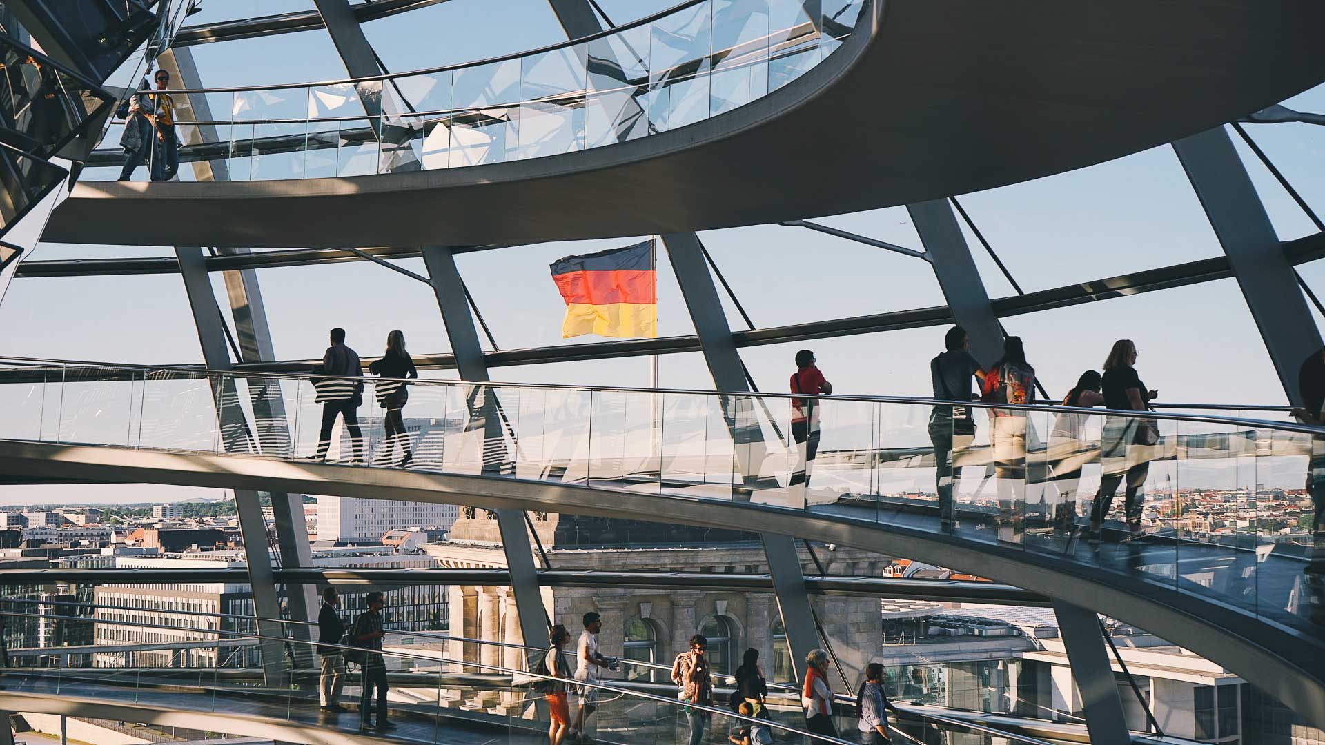 Un lugar llenÃ³ de vidrios como un museo con la bandera de Alemania en el fondo