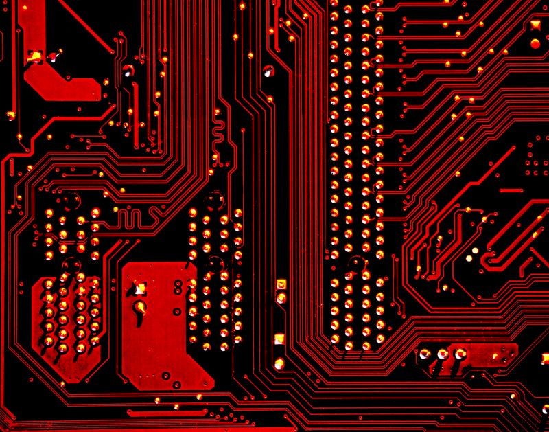 Imagen de chips en una noticia sobre las acciones de Qualcomm