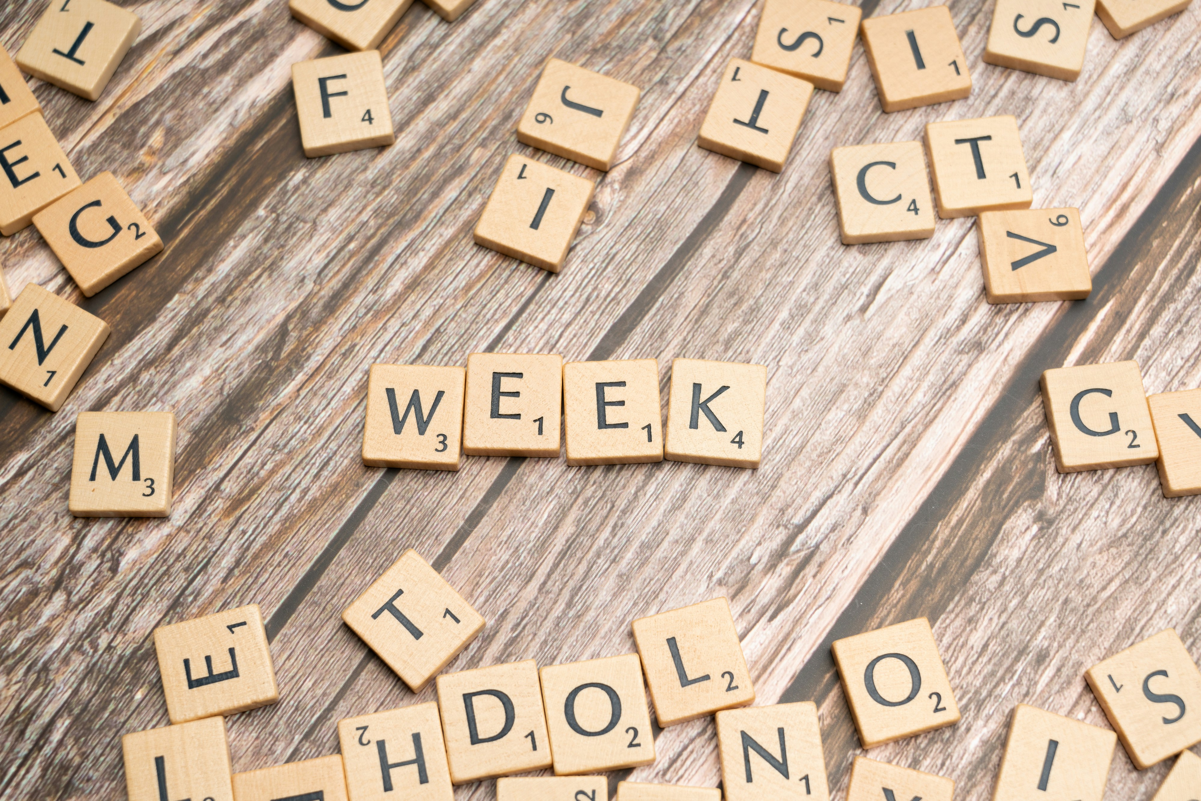 Imagen de fichas en las que se puede leer 'week' en un artÃculo sobre los primeros sÃntomas de fatiga de la banca española