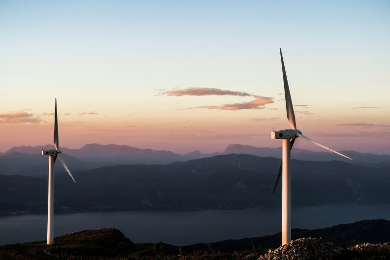 Imagen de molinos eólicos en un artÃculo sobre las subidas de las acciones de Acciona EnergÃa