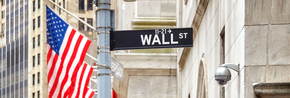 Imagen de una señal en la que se lee Wall Street en un artÃculo sobre la apertura del S&P 500