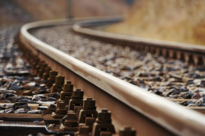 Imagen de las vÃas de un ferrocarril en un artÃculo sobre las acciones de CAF