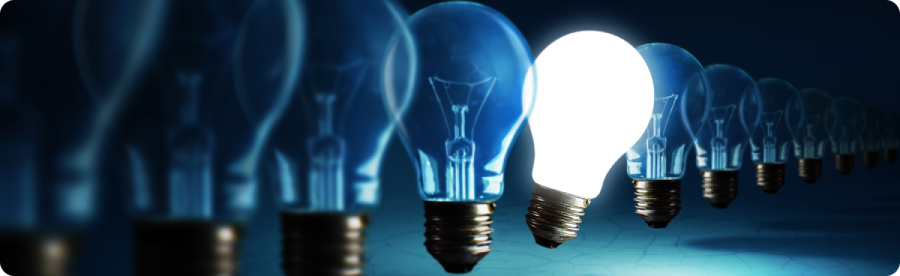 Jedna Å¾iarovka v strede radu identickÃ½ch Å¾iaroviek vynikÃ¡, symbolizujÃºc nÃ¡pad alebo tip.