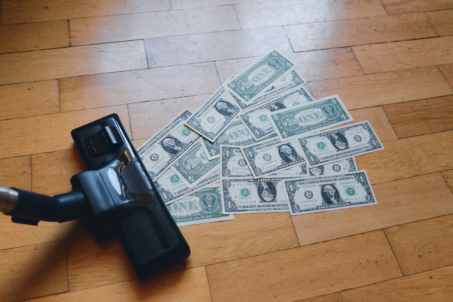 Imagen de una aspiradora aspirando billetes en un artÃculo sobre la inflación de EE.UU.