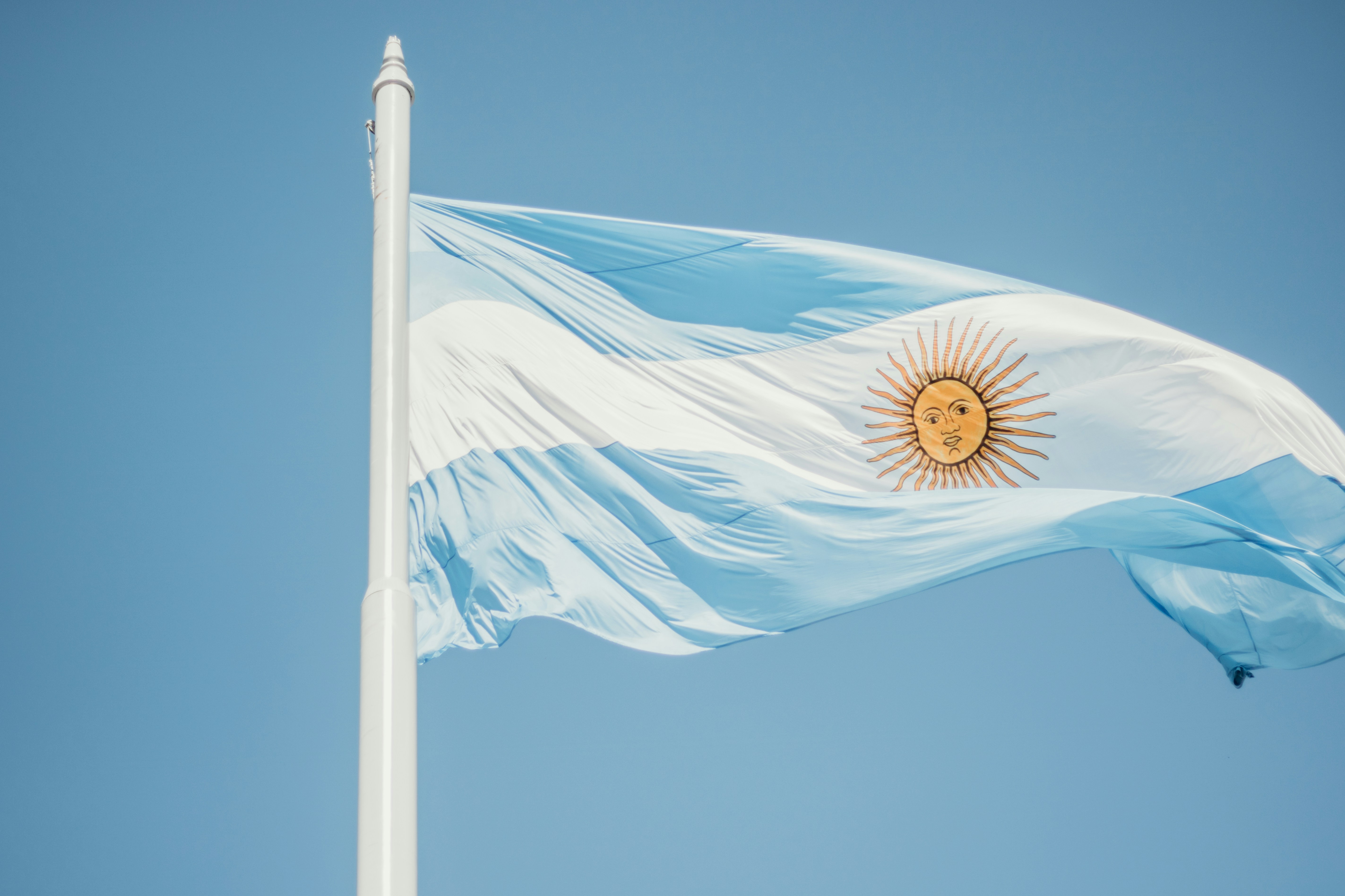 Imagen de la bandera de Argentina en un artÃculo sobre al victoria de Javier Milei en las elecciones
