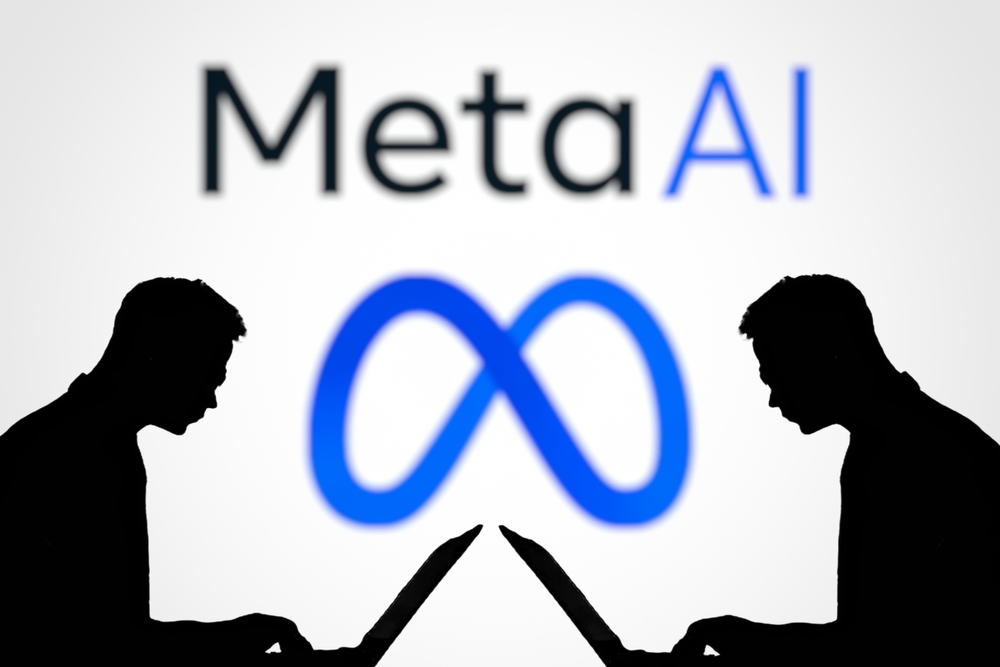 Silhouette de un hombre que usa una laptop con el logo de Meta AI visto en un fondo borroso. es un laboratorio de inteligencia artificial que pertenece a Meta Platforms Inc