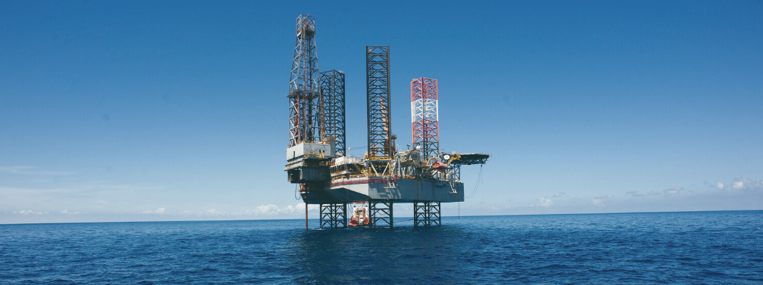 Imagen de una petrolera en un articulo sobre las subidas de las acciones de Repsol por el repunte del petróleo