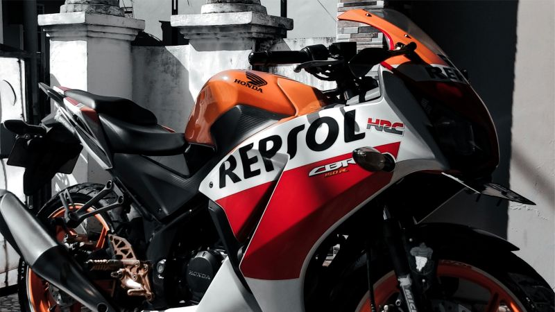 Imagen de una moto con el logo de Repsol