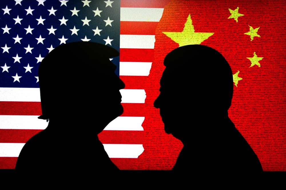 Silueta de Donald Trump y Xi Jinping. Donald Trump vs Xi Jinping. Foto conceptual del conflicto bélico entre Estados Unidos y la República de China de las Personas