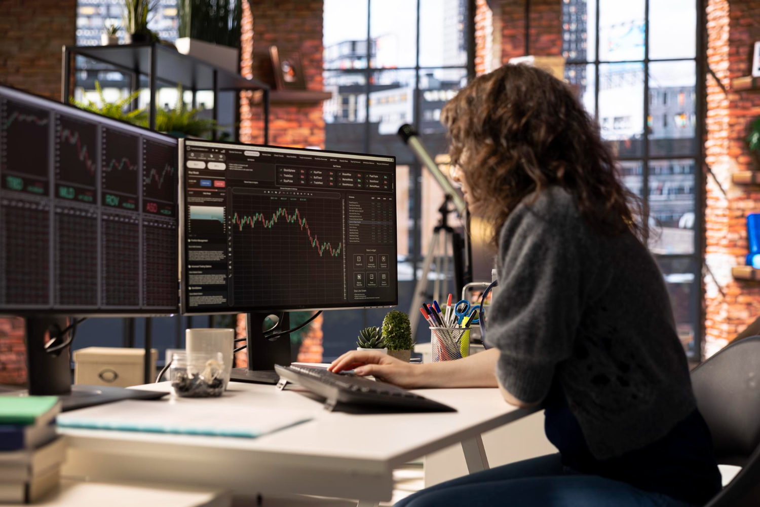 o femeie analizeaza monitorul piete financiare