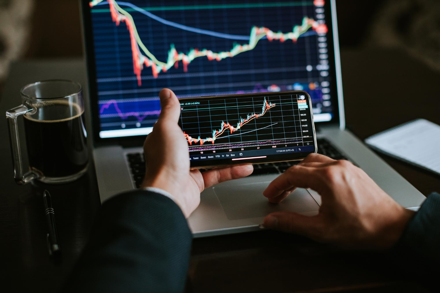 analiza piete financiare cu laptop si telefon