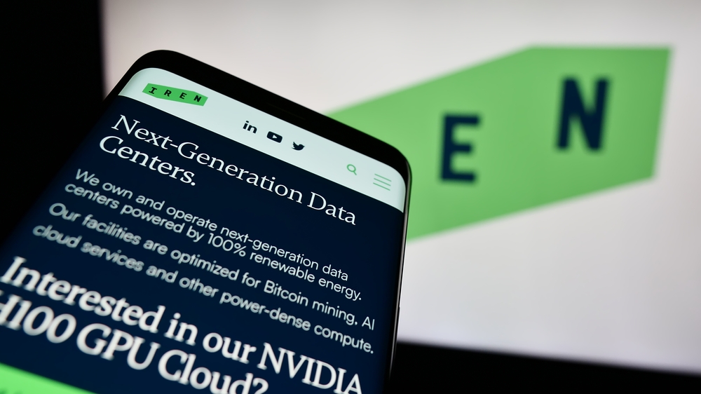 Smartphone con el Sitio web de la empresa minera australiana Bitcoin Iris Energy Ltd. (IREN) frente al logo