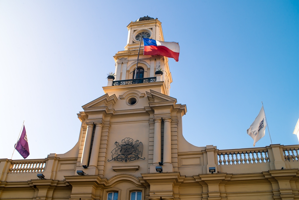 Historico Museo Nacional de Chile con bandera chilena flameando