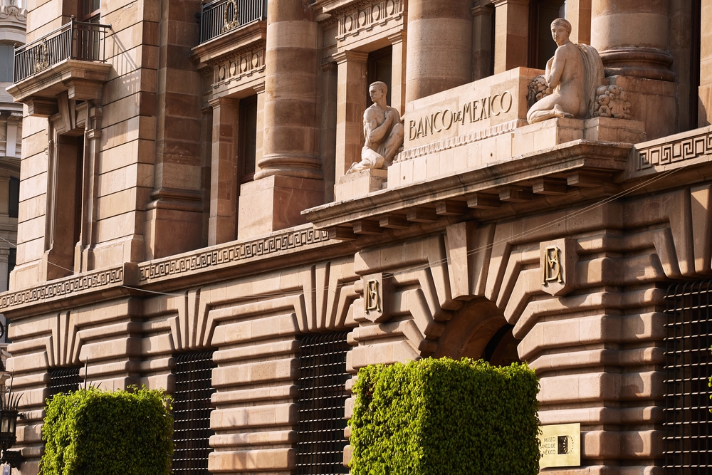 Fachada de las oficinas principales del Banco de Mexico y edificio de museos, centro de la ciudad de Mexico