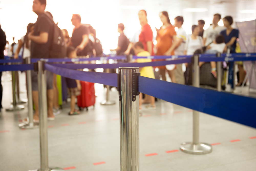 Linea de facturacion de pasajeros en el aeropuerto de vacaciones