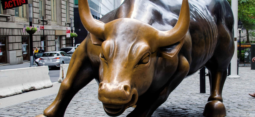 Imagen del toro de Wall Street en un articulo sobre el Nasdaq 100