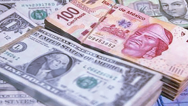 Varias notas de dolares y peso mexicano