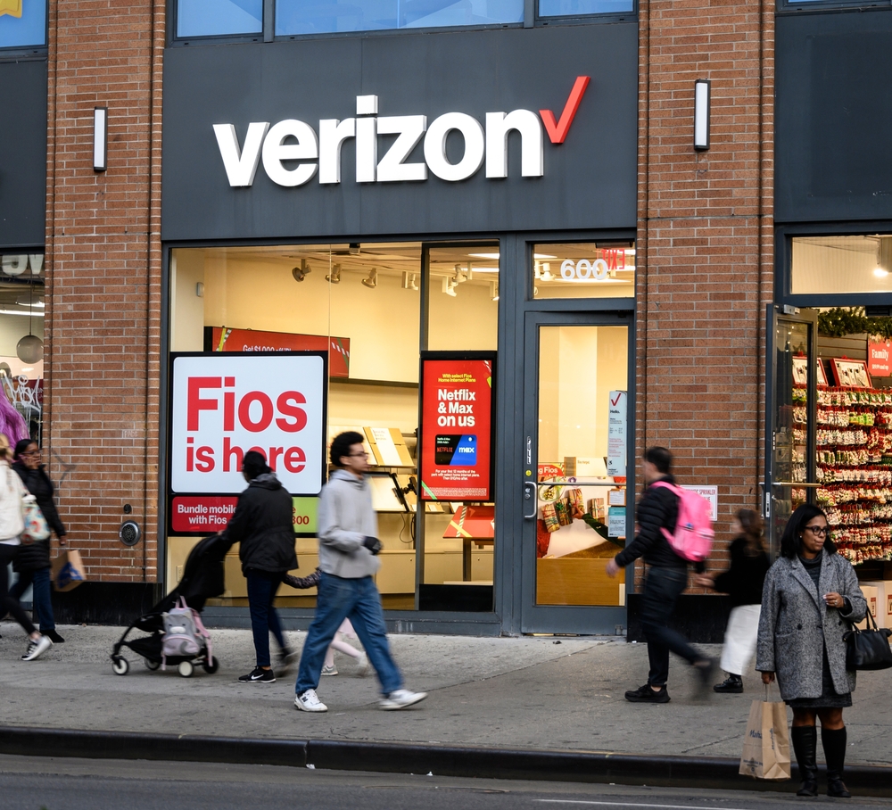  se pueden ver Personas caminando por la Sexta Avenida frente a la tienda Verizon
