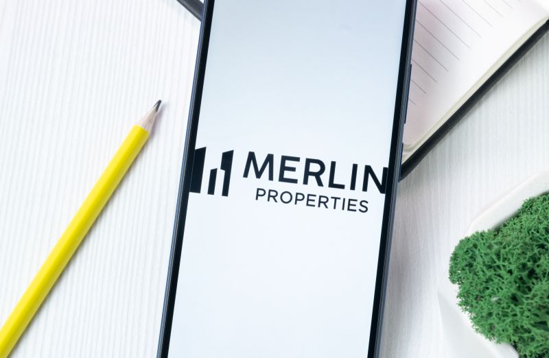 Imagen de un mÃ³vil en el que se ve el logo de Merlin Properties