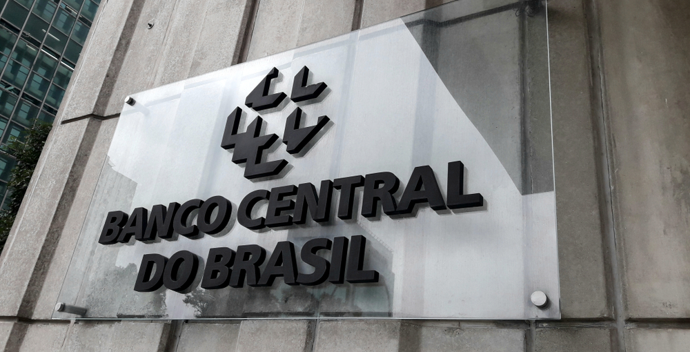 Primer plano de la rotulacion y el logotipo del Banco Central do Brasil en su fachada.