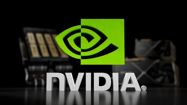LogÃ³tipo da Nvidia em fundo com data centers a representar o papel da empresa na bolha da IA