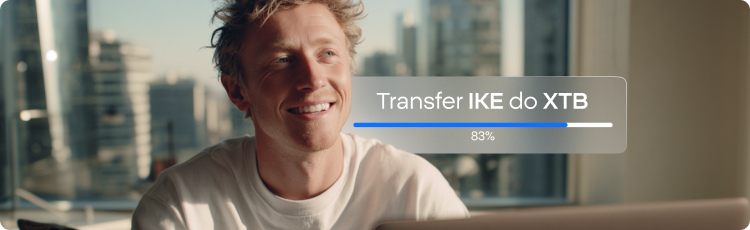 UÅmiechniÄty mÄÅ¼czyzna z laptopem obok niebieskiego paska postÄpu ilustrujÄcego postÄp transferu IKE do XTB