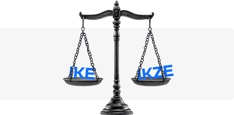 Czarna waga szalkowa na biaÅym tle, z lewÄ szalkÄ opisanÄ âIKEâ i prawÄ szalkÄ opisanÄ âIKZEâ w niebieskim kolorze, przedstawiajÄca porÃ³wnanie.