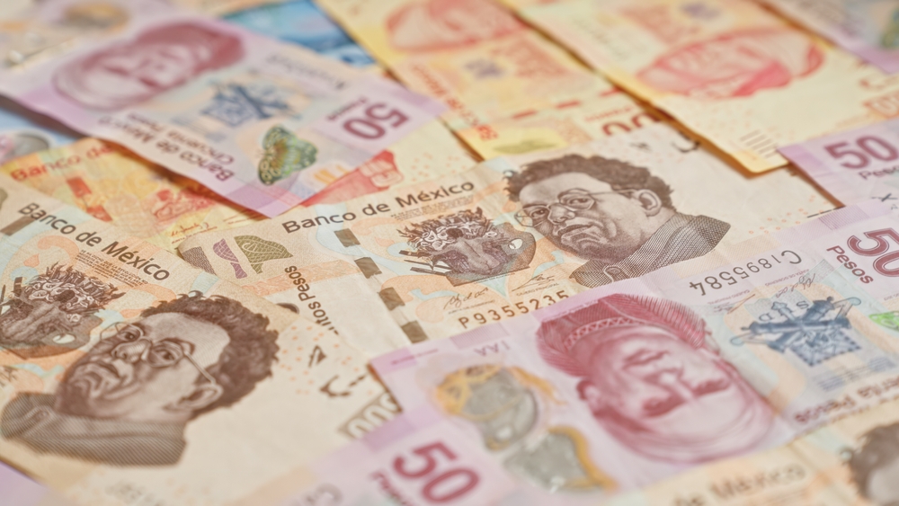 Coloridos billetes mexicanos repartidos en varias denominaciones de pesos