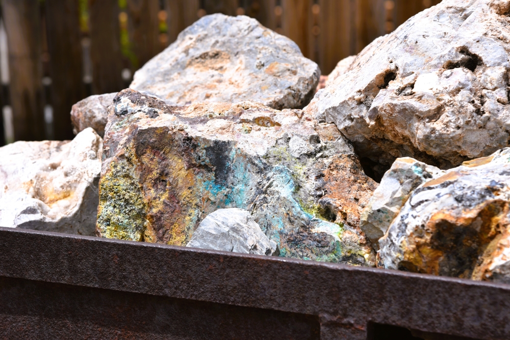 Mineral de plata en un coche de mina