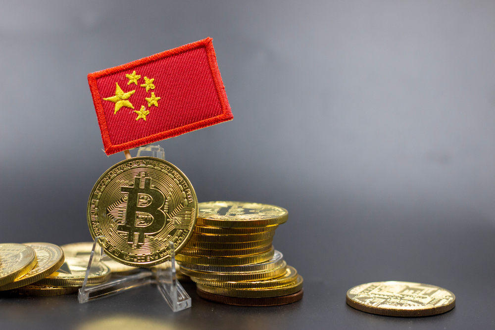 Bitcoin con bandera de China con fondo negro