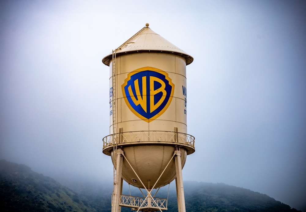 Torre de agua de Warner Bros. con el logotipo de WB en el lote del estudio en California