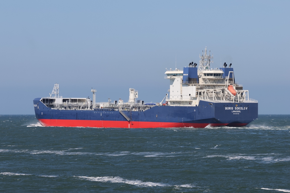 El petrolero Boris Sokolov sale del puerto de Rotterdam el 15 de abril de 2023