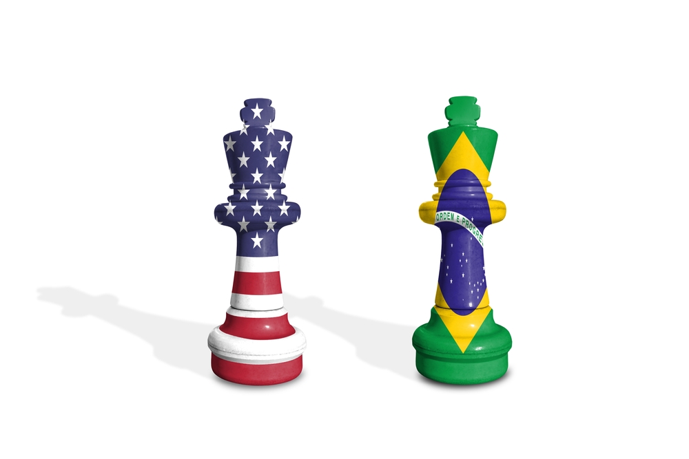 Ajedrez hecho con banderas de EE. UU. y Brasil. Guerra comercial, arancelaria y aduanera.