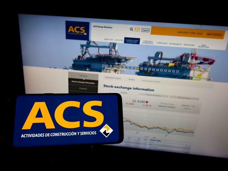 Imagen de un ordenador en la que se ve el logo de ACS