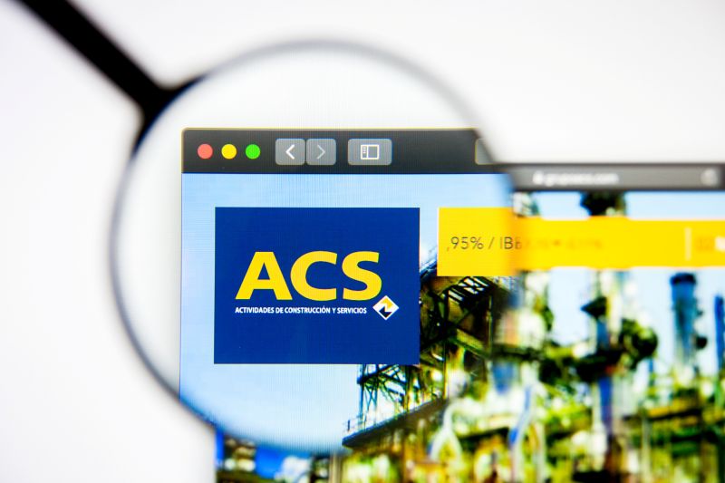 Imagen de un ordenador donde se ve el logo de ACS