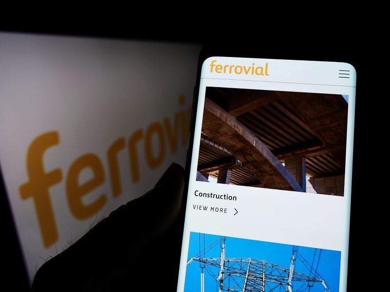 Imagen de un mÃ³vil y un ordenador en el que se ve la web de Ferrovial