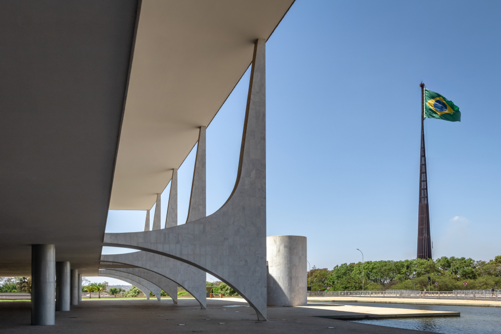 Palacio de Planalto y bandera brasileÃ±a