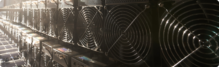 RzÄd wydajnych wentylatorÃ³w chÅodzÄcych w kopalni kryptowalut, przedstawiajÄcy operacje wydobycia Bitcoina i szerszÄ ekonomiÄ rynku kryptowalut.